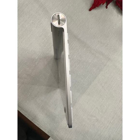 Genuine Apple Bluetooth Keyboard A1314 AA batteries not included - Picture 4 of 4